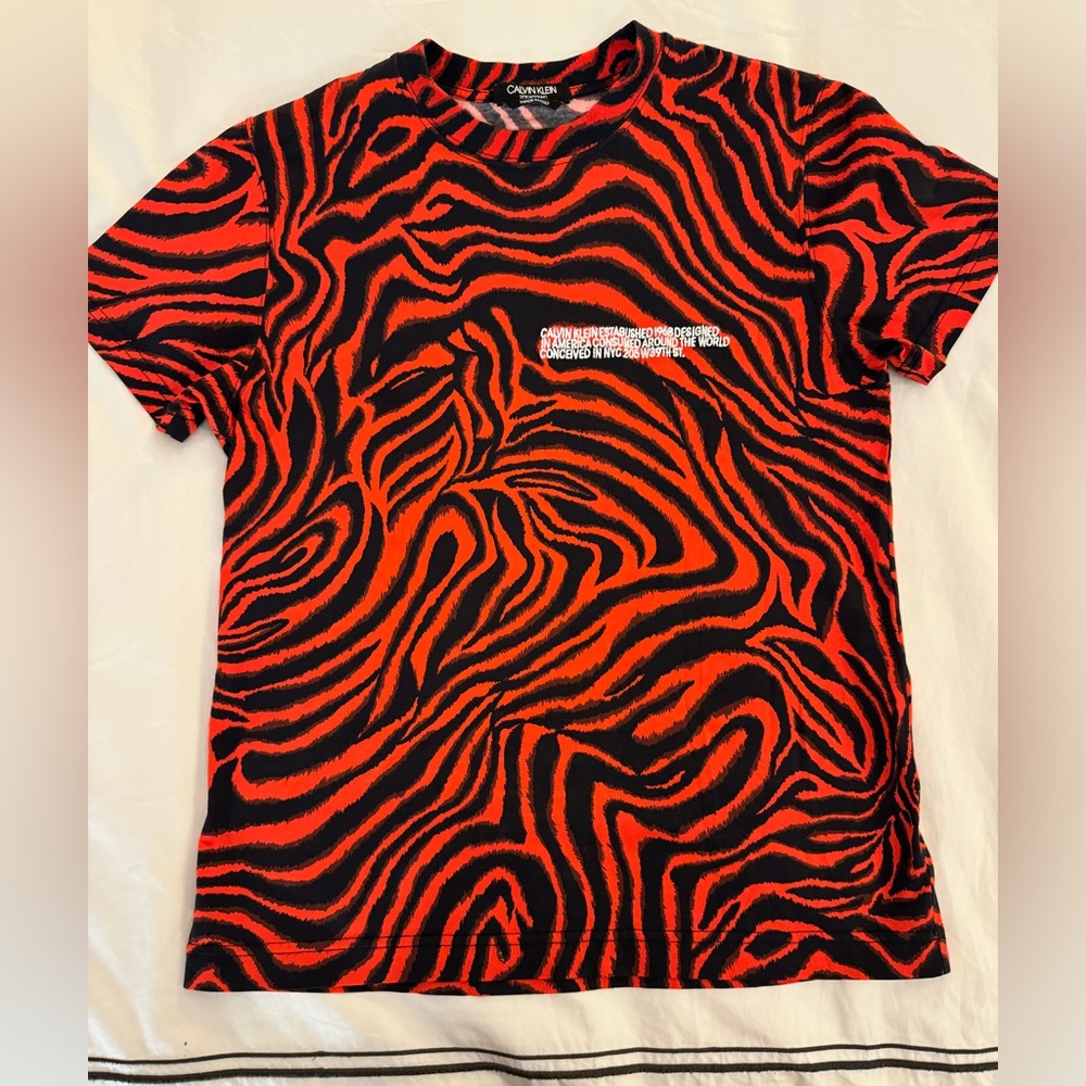 CALVIN KLEIN 205W39NYC CALVIN KLEIN
205W39NYC ALL OVER PRINT TEE IN ANIMAL PRINT